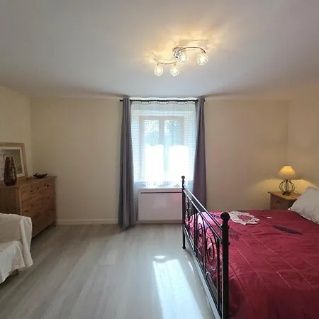 A Saint-meard-de-drone Avec Terrasse Et Piscine Partagee - Fr-1-616-469